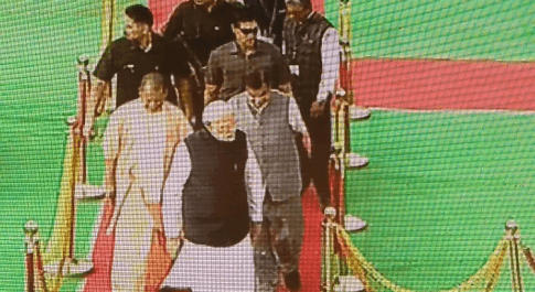 वाराणसी पहुंचे पीएम मोदी, सीएम योगी समेत कई मंत्रियों ने किया स्वागत