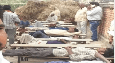 जमीन पर बैठ कर बिरहा सुनने वालो को दिखना हुआ बंद