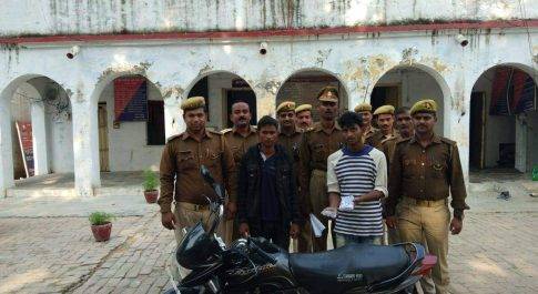 चोरी की मोटर साइकिल व 500 ग्राम चरस के साथ 2 गिरफ्तार