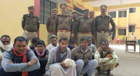 जुआ खेलते हुए ११ गिरफ्तार, तास के पत्तों समेत हजारो बरामद