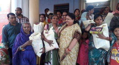 बेसिक शिक्षा मंत्री अनुपमा जायसवाल ने गरीबों को मिठाई बाट कर मनाई दीपावली