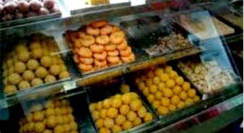 जगमग दीपावली के मौके पर मिलावटी मिठाई लेने को मजबूर लोग,प्रशासन मौन