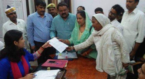 महिला कांग्रेस कमेटी शहर बहराइच ने डीएम को सौंपा ज्ञापन
