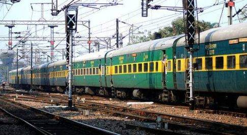 अब पटरी पर दौड़ेगी 200 किमी प्रति घंटे की रफ्तार ट्रेन, CLW ने भारतीय रेल को सौंपा सबसे तेज इंजन