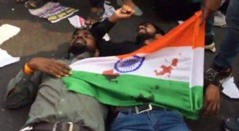 सहायक अध्यापक भर्ती मामले में कट ऑफ लिस्ट से हटाए गए अभ्यर्थियों ने किया प्रदर्शन, पुलिस ने किया लाठीचार्ज