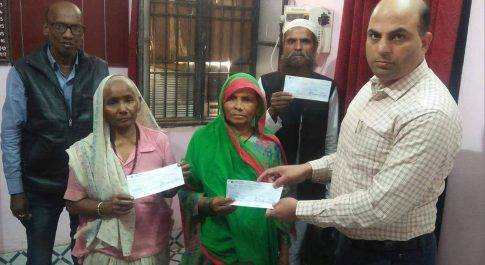 एस0डी0एम0सदर ने किया पात्रों को फसल बीमा का चैक वितरण