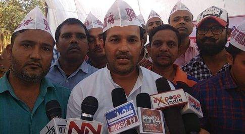 सांसद बहराइच व कैसरगंज के आवास पर उपवास कर दिया धरना, पुरानी पेंशन बहाली की की मांग