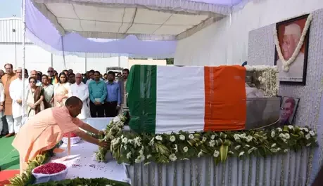 लखनऊ लाया गया एनडी तिवारी का पार्थिव शरीर,सीएम योगी और अखिलेश सहित मंत्रिमंडल के सदस्यों ने दी श्रद्धांजलि