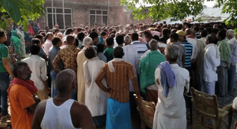 हथियारों से लैस बदमाशों ने महिलाओं को बंधक बनाकर दिया डकैती की घटना को अंजाम,लोगों की भीड़ ने घर को घेरा