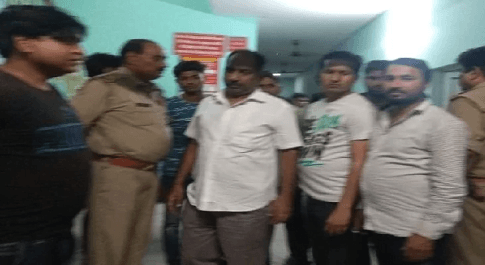 आईसीयू में भर्ती महिला से कंपाउंडर ने की छेड़छाड़, परिजनों ने दौड़ा-दौड़ाकर पीटा