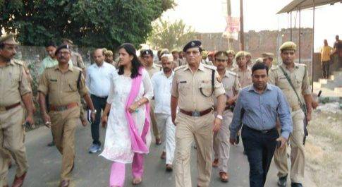 त्योहार के मद्देनजर जिलाधिकारी व पुलिस अधीक्षक ने किया रुट मार्च