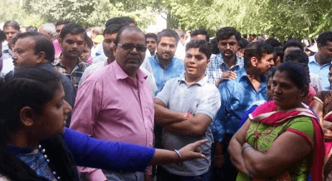 हड़ताल पर है सैफई मेडिकल कॉलेज के स्टाफ,मरीज और तीमारदार परेशान