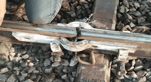 ट्रैक चटकने से रेलवे अधिकारियों में मचा हड़कंप, दिल्ली हावड़ा रूट पूरी तरह से बाधित