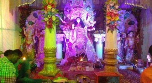नवदुर्गा कमेटी बेलसर के उत्साही कार्यकर्ताओं के मेहनत से सजा माँ का दरबार