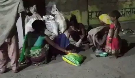 एक बार फिर सामने आई स्वास्थ विभाग की लापरबाही,प्रसव पीड़ा से कराहती एक महिला ने CHC के गेट पर दिया बच्चे को जन्म