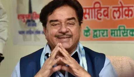 सपा के टिकट पर PM मोदी के खिलाफ वाराणसी से ताल ठोक सकते हैं शत्रुघ्न सिन्हा