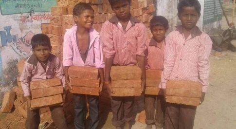 बहराइच के प्राथमिक विद्यालय के निर्माण में बच्चों से कराया जा रहा है बाल श्रम,जिम्मेदार मौन