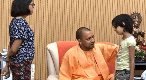 सीएम योगी से बच्चो संग मिली विवेक की पत्नी कल्पना,हर संभव मदद का मिला आश्वासन