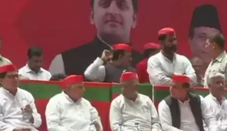 मुलायम ने बेटे अखिलेश के साथ साझा किया मंच तो यूपी की सियासत में चर्चाओं का दौर हुआ जारी