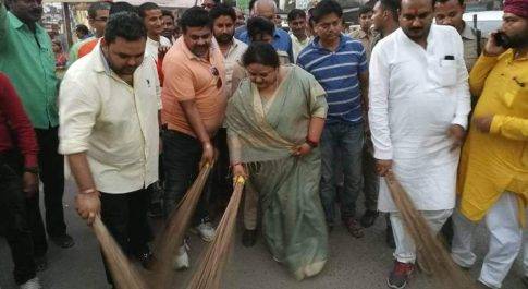 बेसिक शिक्षा मंत्री ने झाडू लगाकर दिया स्वच्छता का संदेश