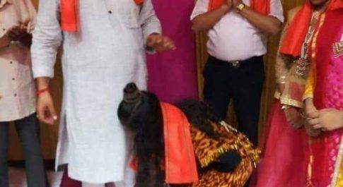 वाराणसी। विधायक ने शंकर बने बालक से पैर पकड़वाया, फोटो हुआ वायरल
