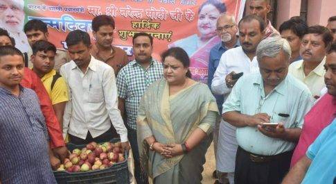प्रधानमंत्री के जन्म दिवस पर बेसिक शिक्षा मंत्री ने मरीजों में बांटे फल