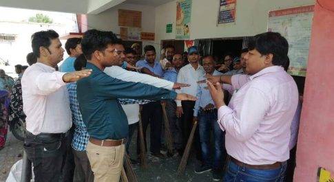 सीएचसी अधीक्षक द्वारा कम॔चारीयो को दिलाया गया शपथ