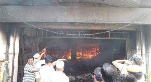 नगर में सिलेंडर फटने से मची अफरा तफरी,दवा की दुकान पर लगी भीषण आग