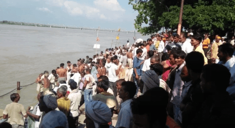 सरयू नदी में पर्यटकों से भरी एक नाव पलटी, सात लोग है लापता