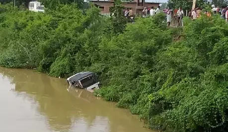 उत्तर प्रदेश के चंदौली में छात्रों से भरी टाटा मैजिक नहर में गिरी, 2 बच्चों की मौत 17 हुए घायल