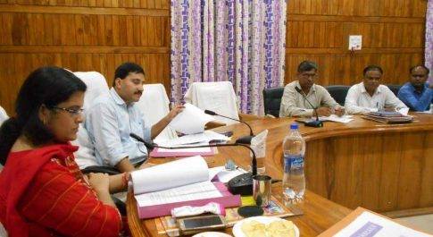 जिला स्वास्थ्य समिति की बैठक में सम्मानित हुए सफाई कर्मी अनूप कुमार