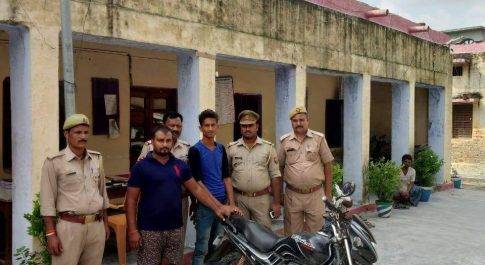एक मोटर साईकिल समेत दो शातिर चोर गिरफ्तार
