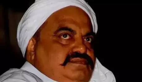 बाहुबली अतीक की रिहाइशी कालोनियों पर चला बुलडोजर