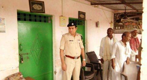 थाना नानपारा में घटित घटना का पुलिस अधीक्षक द्वारा किया गया निरीक्षण