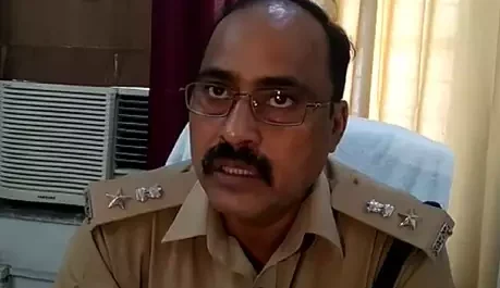 गुरु है या जल्लाद, पीटते पीटते फोड़ दी KG के छात्र की आंख