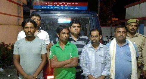 जुआरी गैंग का खुलासा, ताश के 52 पत्ते व 830 रुपया सहित 04 अभियुक्त