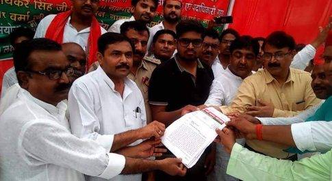 सपाइयों ने चीनी मिल गेट पर दिया धरना, सौंपा ज्ञापन