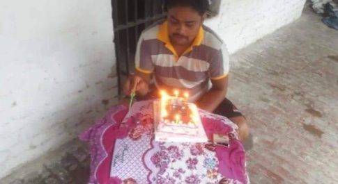 जेल सुरक्षा फिर तार-तार, बैरक में बर्थडे सेलिब्रेट करते कैदी का वीडियो वायरल