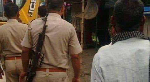 वजीरगंज बाज़ार में प्रशासन ने हटाई रोड किनारे खड़ी अवैध दुकानें, दुकानदारों को नहीं दिया गया सामान निकालने का समय
