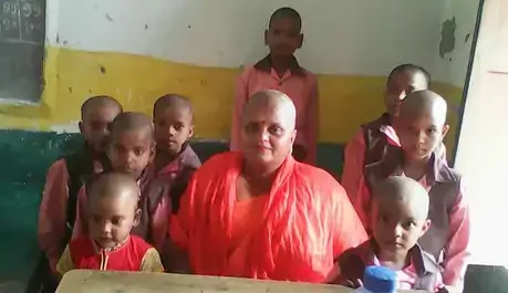 महिला शिक्षामित्रों के बाद अब स्कूली बच्चों ने भी मुंडवाए सिर,फोटो हुई वायरल