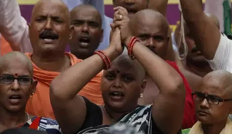 ‘मुंडन विरोध पर अखिलेश ने कसा तंज कहा – हमने जिन शिक्षामित्रों को शिक्षक बना कर रोजगार दिया उन्हें भाजपा ने आत्महत्या करने पर मजबूर किया