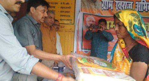 ब्लाक रिसिया के ग्राम बंगलाचक में नोडल अधिकारी ने आयोजित की चैपाल, पाॅच लाभार्थियों को बाॅटे गये गैस कनेक्शन