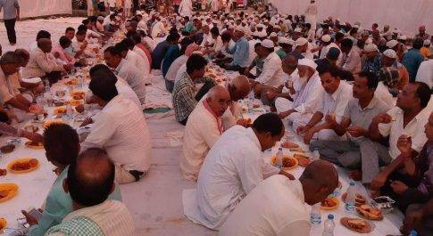 रोजाआफ्तार मे आपसी भाई चारा बनाऐ रखने की मांगी दुआऐं