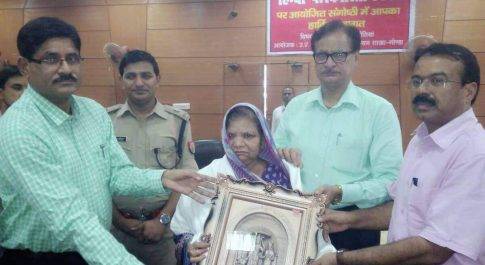 हिन्दी पत्रकारिता दिवस के अवसर पर स्व.छेदीलाल अग्रवाल की धर्मपत्नी को देवीपाटन मंडल किया ने सम्मानित
