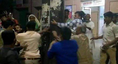 तीमारदार ने महिला को हो रही पीड़ा पर इंजेक्शन लगाने को कहा तो चिकित्सक ने सहयोगियों के साथ मिलकर की जमकर पिटाई, वीडियो वायरल