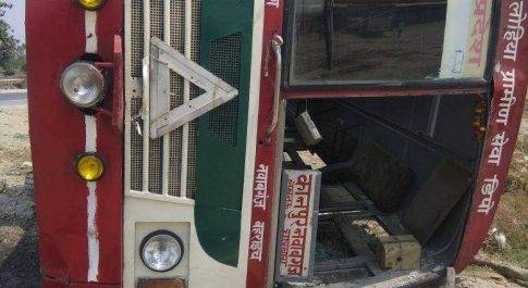 ओवर टेक कर रही ट्रक ने रोडवेज को मारी ठोकर बस पलटी