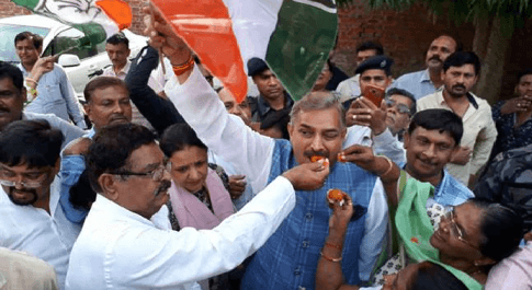 बीएस येद्दयुरप्पा के इस्तीफे से कांग्रेस में ख़ुशी की लहर, लखनऊ कांग्रेस के दफ्तर में मनाया जश्न