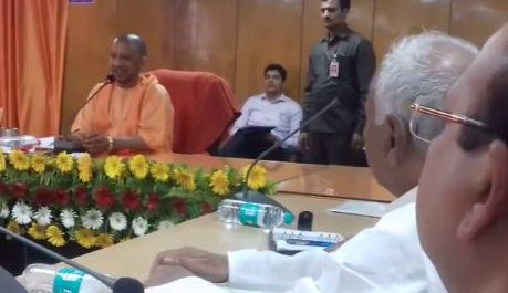सरकार की योजनाओं को आम जनमानस तक पहुंचाने के लिए सीएम योगी ने की सांसद-विधायक के साथ बैठक