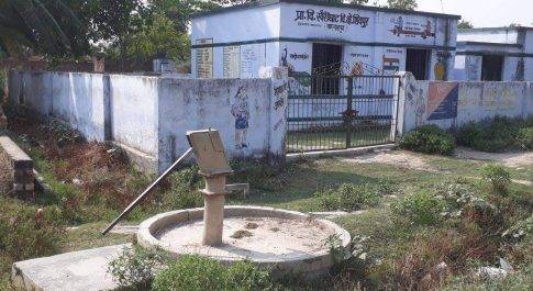 वर्षों के सूखे पड़े हैं हैंडपंप मौन है शासन व्यवस्था