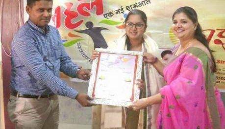 शिक्षिका शीरत फातिमा को बेसिक शिक्षा अधिकारी ने किया सम्मानित,लोक सेवा आयोग की परीक्षा में 810वीं रैंक हासिल किया